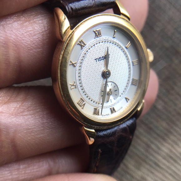 Tissot A220 Ladies Leather-band, water resistant 30m, mineral crystal watch. - Picture 8 of 16